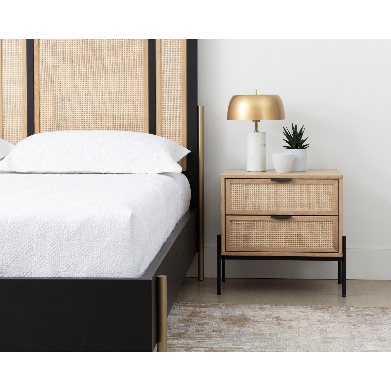 Lit king-size Sunpan Avida